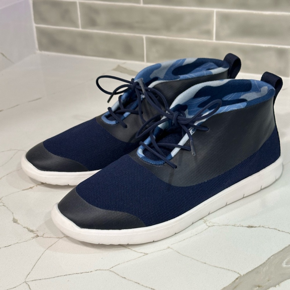 UGG Seaway Chukka Shoes. Big Kids size 6. Color Blue